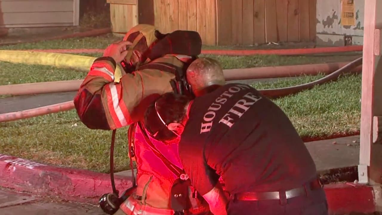 <b><a href="https://twitter.com/HoustonFire" target="_blank">El Departamento de Bomberos de Houston</a></b> indicó que el jueves 25 de noviembre un incendio de dos alarmas azotó el complejo de apartamentos, por lo menos cinco unidades se vieron afectadas.