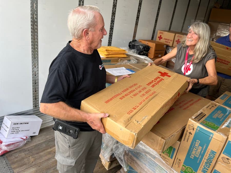 Un grupo de voluntarios de la Cruz Roja Americana de Utah viajan a Florida para brindar apoyo en las tareas de contingencia ante la llegada y paso del huracán Ian.