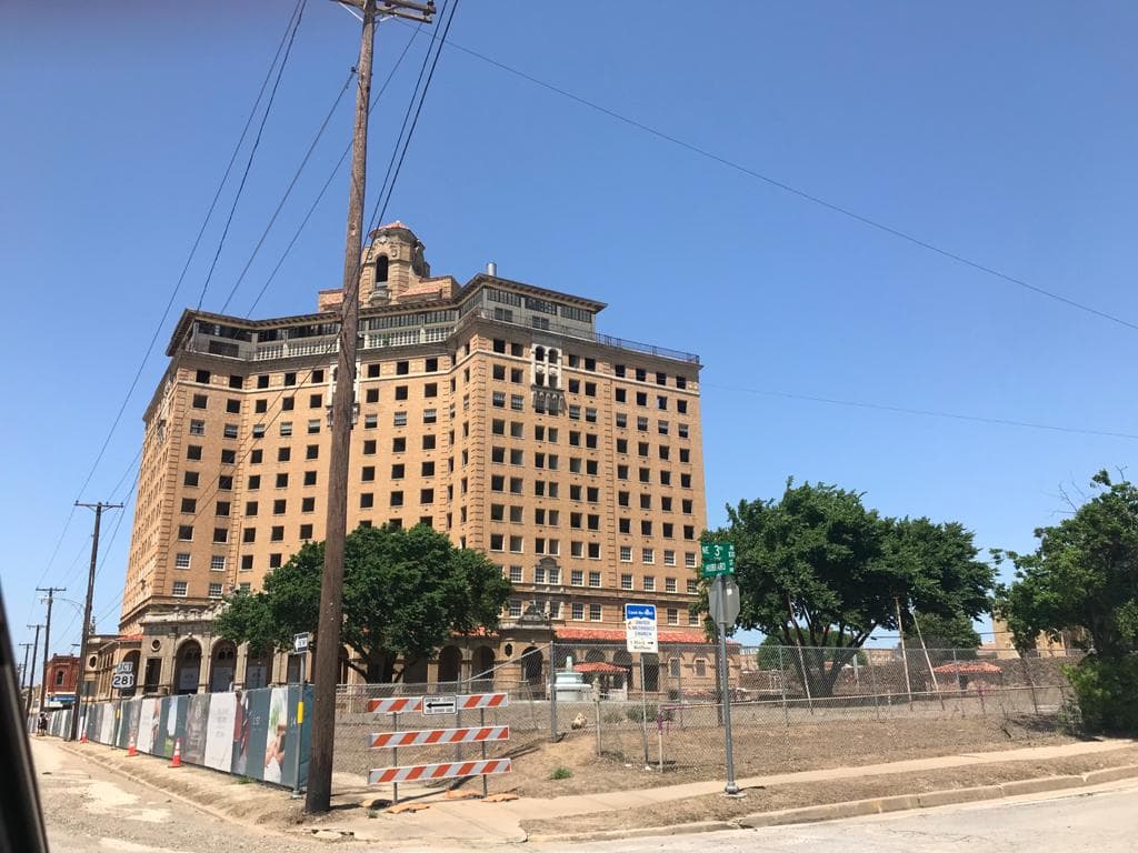 Está ubicado en la esquina de las calles N.E. First Avenue y N.E. First Street, en el corazón de 
<a href="https://www.univision.com/local/austin-kakw/los-parques-de-texas-mas-romanticos-para-proponer-matrimonio-fotos">Mineral Wells</a>, en la ciudad de Palo Pinto, Condado Parker, en Texas. Un imponente edificio de catorce pisos que salta a la vista por los vestigios del paso del tiempo, tras permanecer abandonado por 47 largos años.