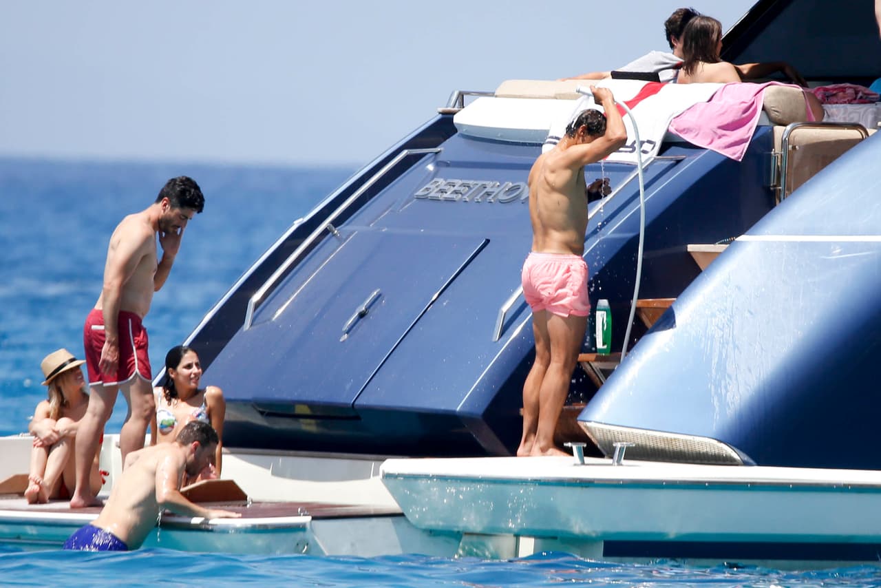 Rafa juntó a su novia y varios amigos para divertirse en el mar.