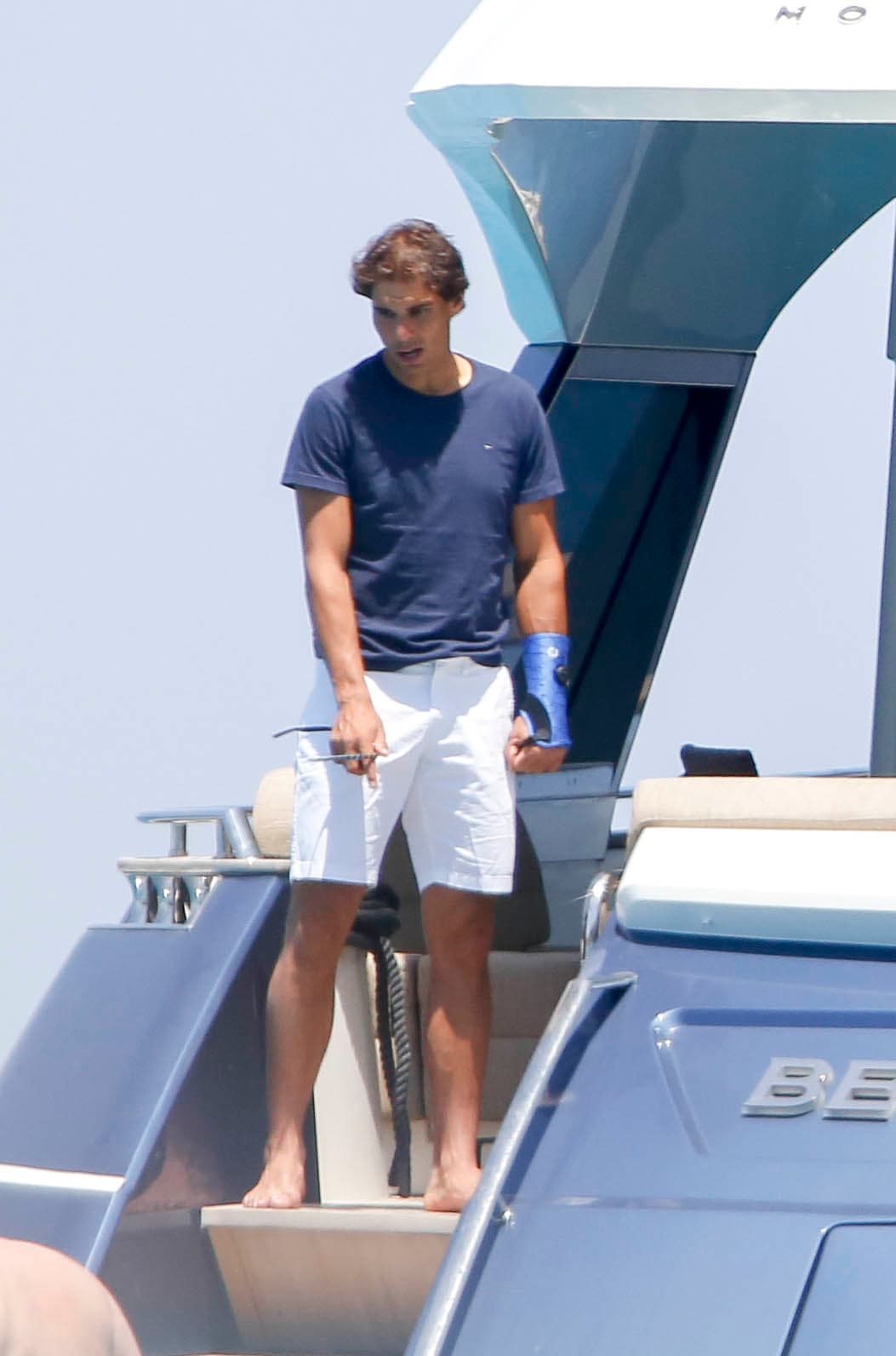 Ya sin el traje de baño, listo para seguir el festejo.