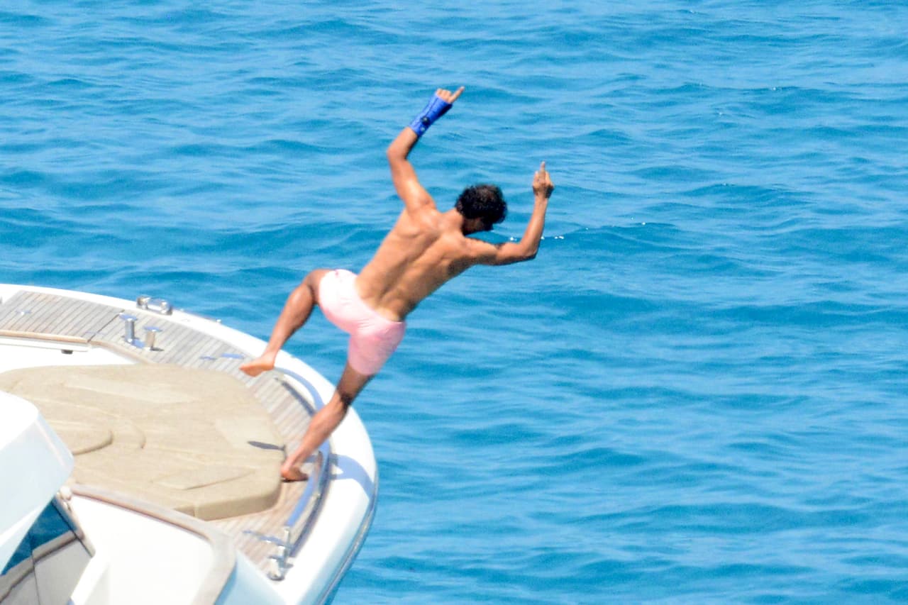 Hasta parece que resbaló, porque así no brinca uno, nene.