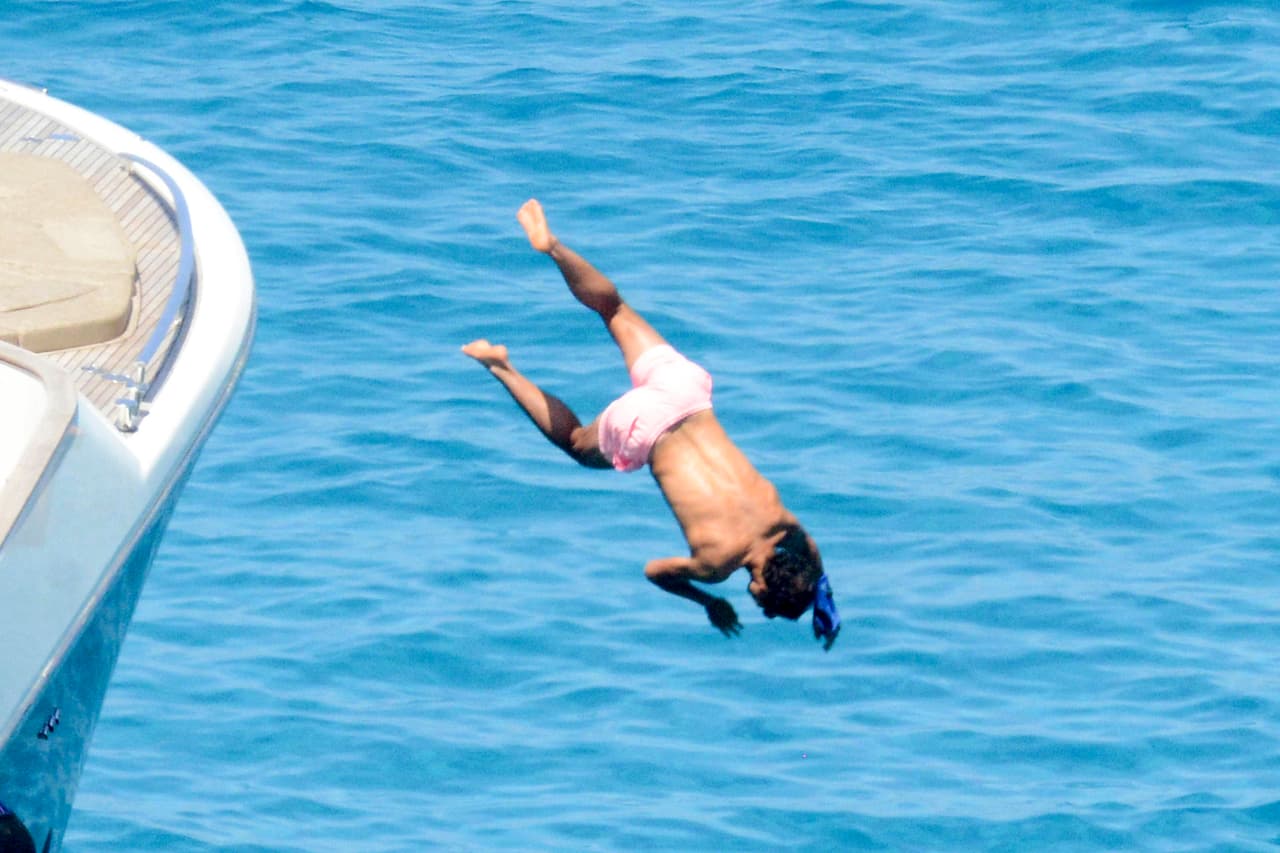 ¡No se vaya a lastimar más el brazo!