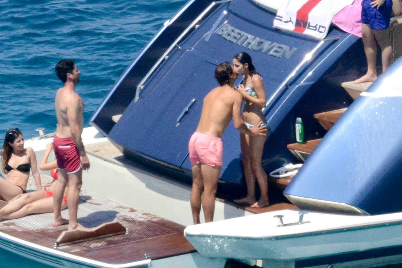 El tenista español se la pasa recibiendo y dando cariño a su novia.