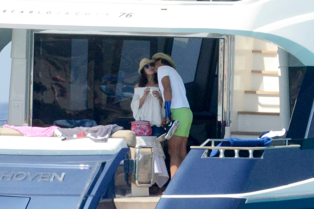 Aquí dándole besitos a María Francisca Perello, mejor conocida como Xisca.