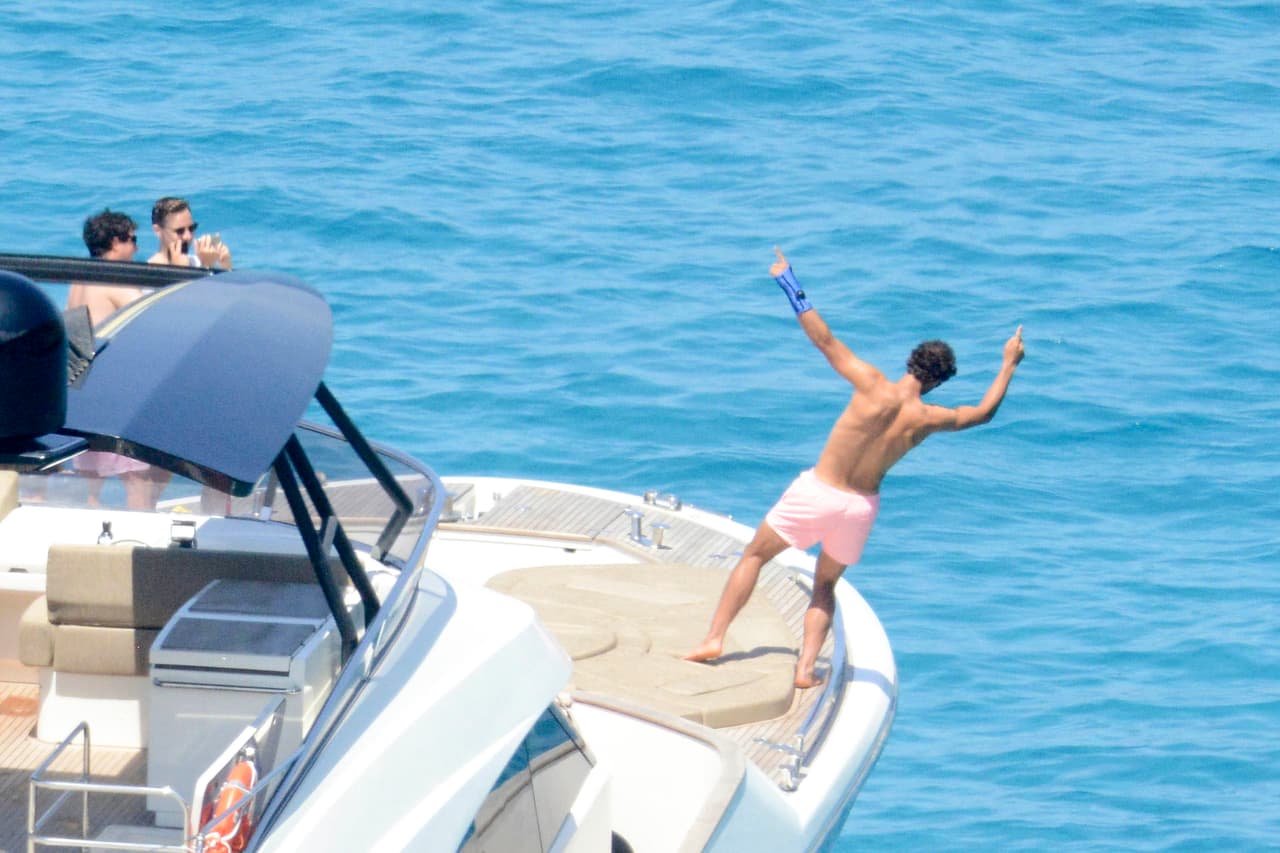 Quiso echarse un clavado desde el bote.