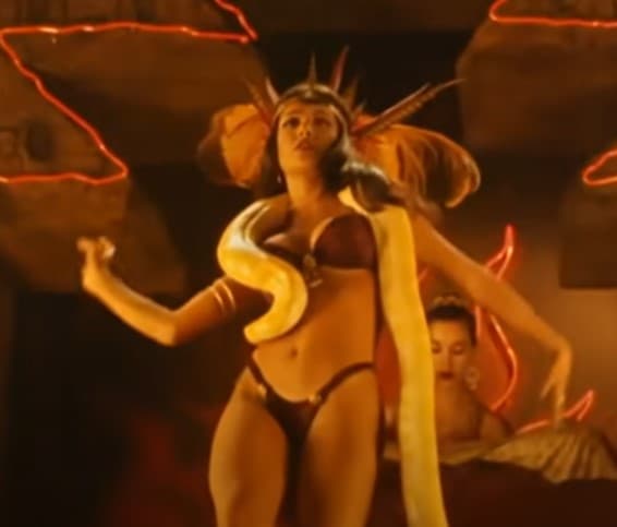 <b>Salma Hayek en ‘From Dusk Till Dawn’</b>
<br>La bella actriz mexicana dio vida a Satanico Pandemoniun en la película ‘From Dusk till Dawn’, la reina vampiro principal del burdel Titty Twister. Precisamente ocupaba sus encantos físicos para seducir a hombres a través de bailes sensuales, para después alimentarse de ellos
