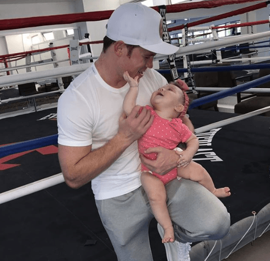 A través de sus redes sociales, el pugilista compartió con sus seguidores esta imagen en la que aparece junto a su pequeña hija.