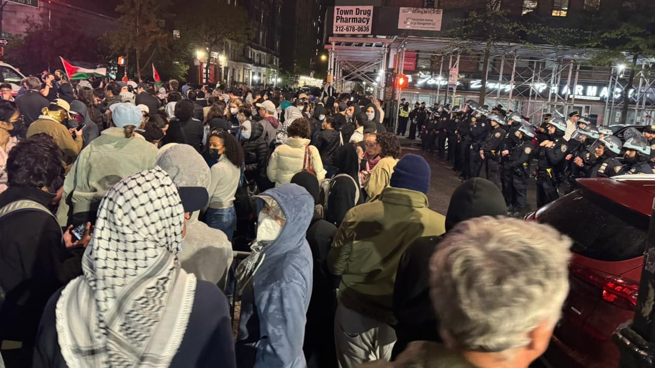 Los estudiantes llevaban días protestando en el campus para 
<b>expresar su oposición a la ofensiva israelí en Gaza</b> y para exigir que la universidad dejara de invertir en empresas que, según ellos, se benefician del conflicto.