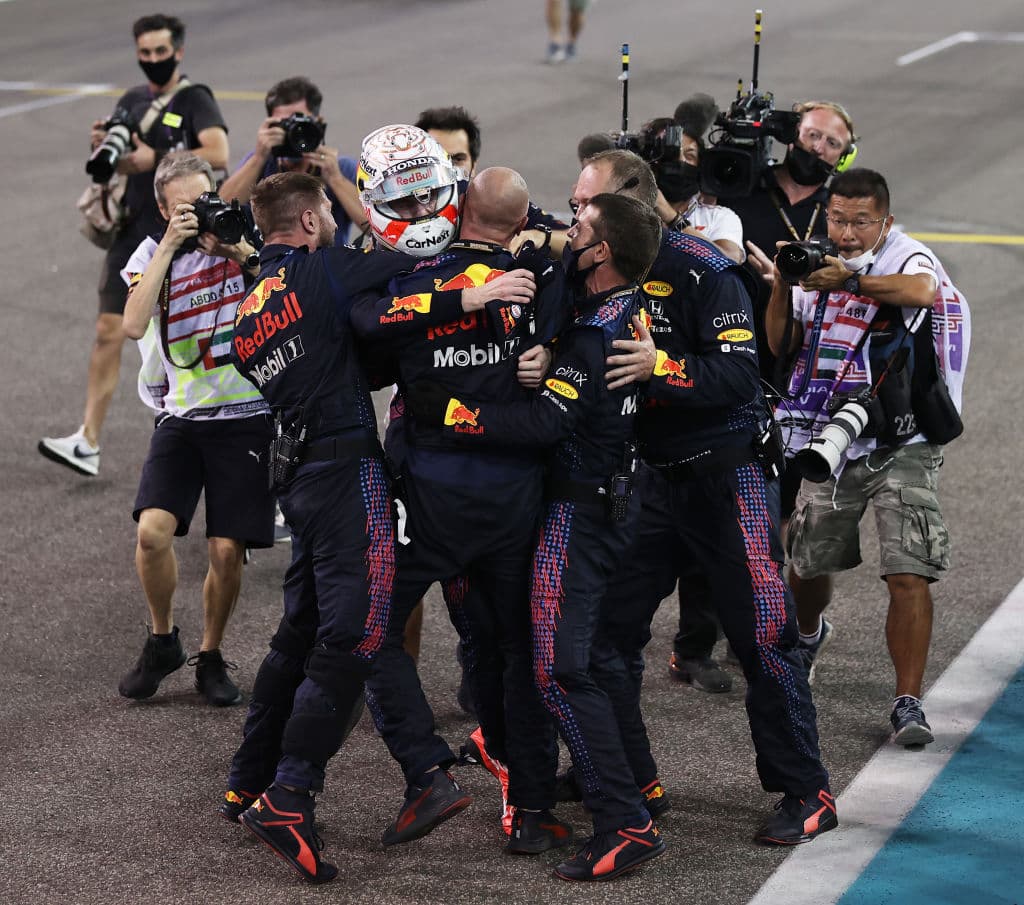 Max Verstappen es campeón del mundo y se corona en el Gran Premio de Abu Dhabi tras vencer a Lewis Hamilton en la última vuelta del Circuito Yas Marina. Carlos Sainz de Ferrari se quedó con la tercera posición y el mexicano 'Checo' Pérez quedó fuera de la carrera.