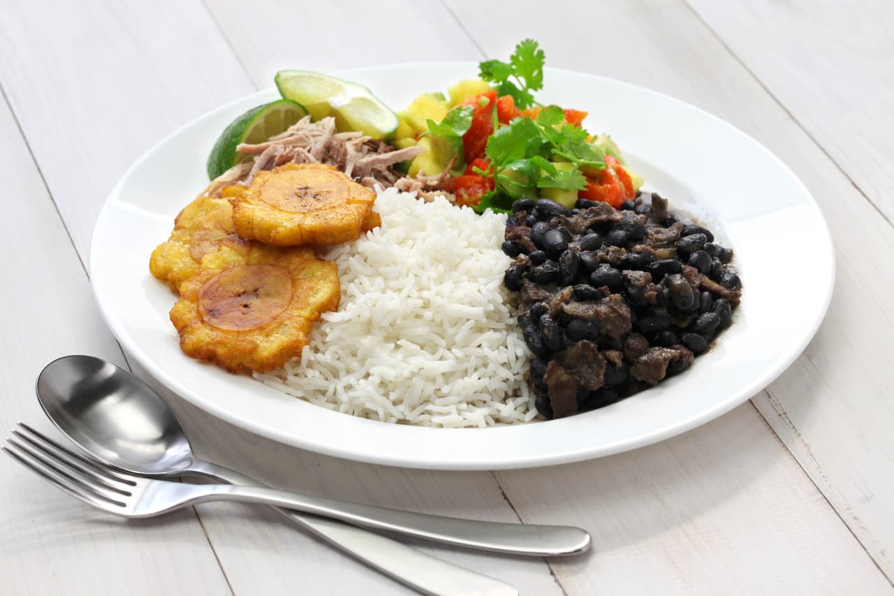 <b>Arroz con banana: </b>es una de las combinaciones más típicas, calóricas y deliciosas que existen. Este plato es un denominador común desde México hasta Sudamérica y pasando, por supuesto, por el Caribe. Con una dosis de frijoles la combinación de proteína y carbohidratos se vuelve invencible. 
<br>
