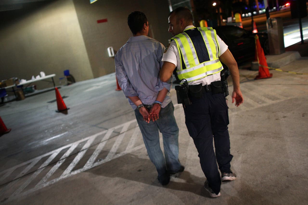 <a href="https://www.txdot.gov/inside-txdot/division/traffic/safety/sober-safe/intoxication.html" target="_blank">Las sanciones por conducir bajo los efectos del acohol en Texas</a> van desde una multa de $2,000, 180 días de cárcel o hasta 10 años en prisión. 
<br>
<br>Esta multa no incluyen una multa estatal de $3,000, $4,500 o $6,000 impuesta al momento de la sentencia, que también pudiera enfrentar.