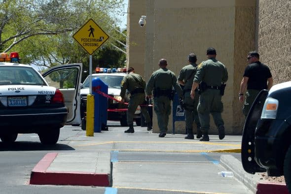 El subjefe de la policía del condado Clark, Kevin McMahill, dijo en una conferencia de prensa que el atacante varón gritó "todo mundo fuera" antes de disparar en el Walmart.