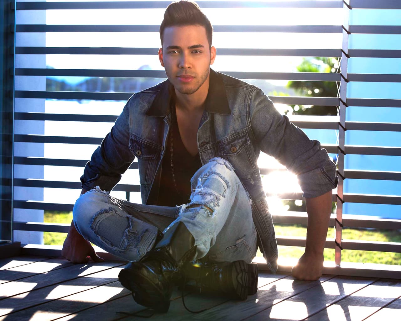 Prince Royce anda muy atrevido últimamente y alégrense chicas, porque el cantante detonará su sabor latino en nuestro escenario. Recuerda que está nominado a Mejor Canción Urbana con Back It Up.