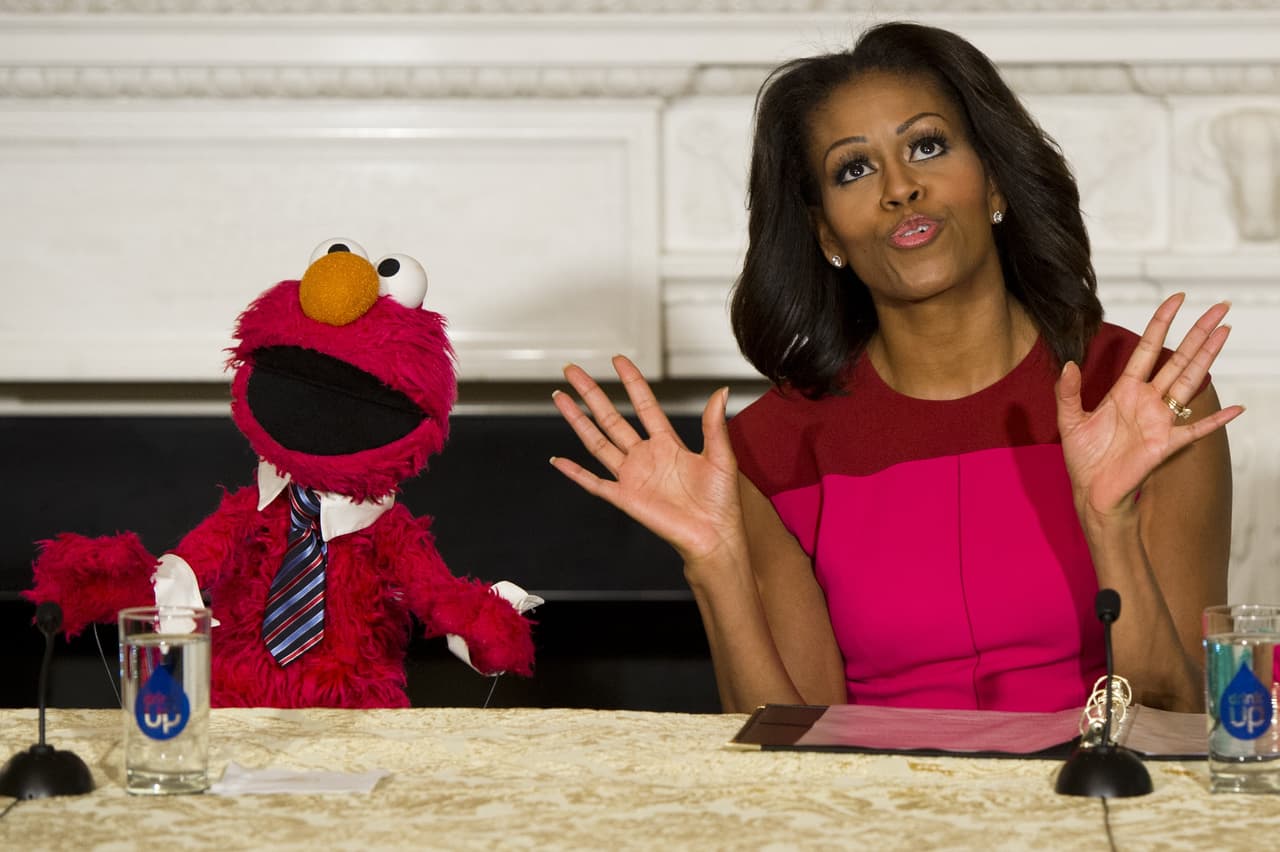 Para promover
<a href="https://www.whitehouse.gov/the-press-office/first-lady-michelle-obama-launches-lets-move-americas-move-raise-a-healthier-genera"><u>Let’s Move</u></a> grabó un episodio de Sesame Street donde habló sobre
<a href="https://www.youtube.com/watch?v=RaTMdOeZzVo"><u>cómo comer una dieta balanceada</u></a>. También cantó una canción en rap sobre un tubérculo para el álbum de hip-hop
<a href="http://www.thedailybeast.com/articles/2013/08/13/michelle-obama-s-rap-album-is-kind-of-embarrassing.html"><u>Songs for a Healthier America</u></a> (Canciones para una América más saludable), en el que participaron artistas como Matisyahu, Ariana Grande y Travis Barker.