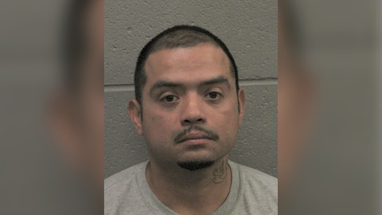 El conductor sospechoso de provocar el accidente, en el que murió la oficial del precinto 7, fue identificado como el hispano Adolfo Serrano, quien ahora enfrenta cargos de homicidio involuntario de un oficial del orden público por conducir alcoholizado.