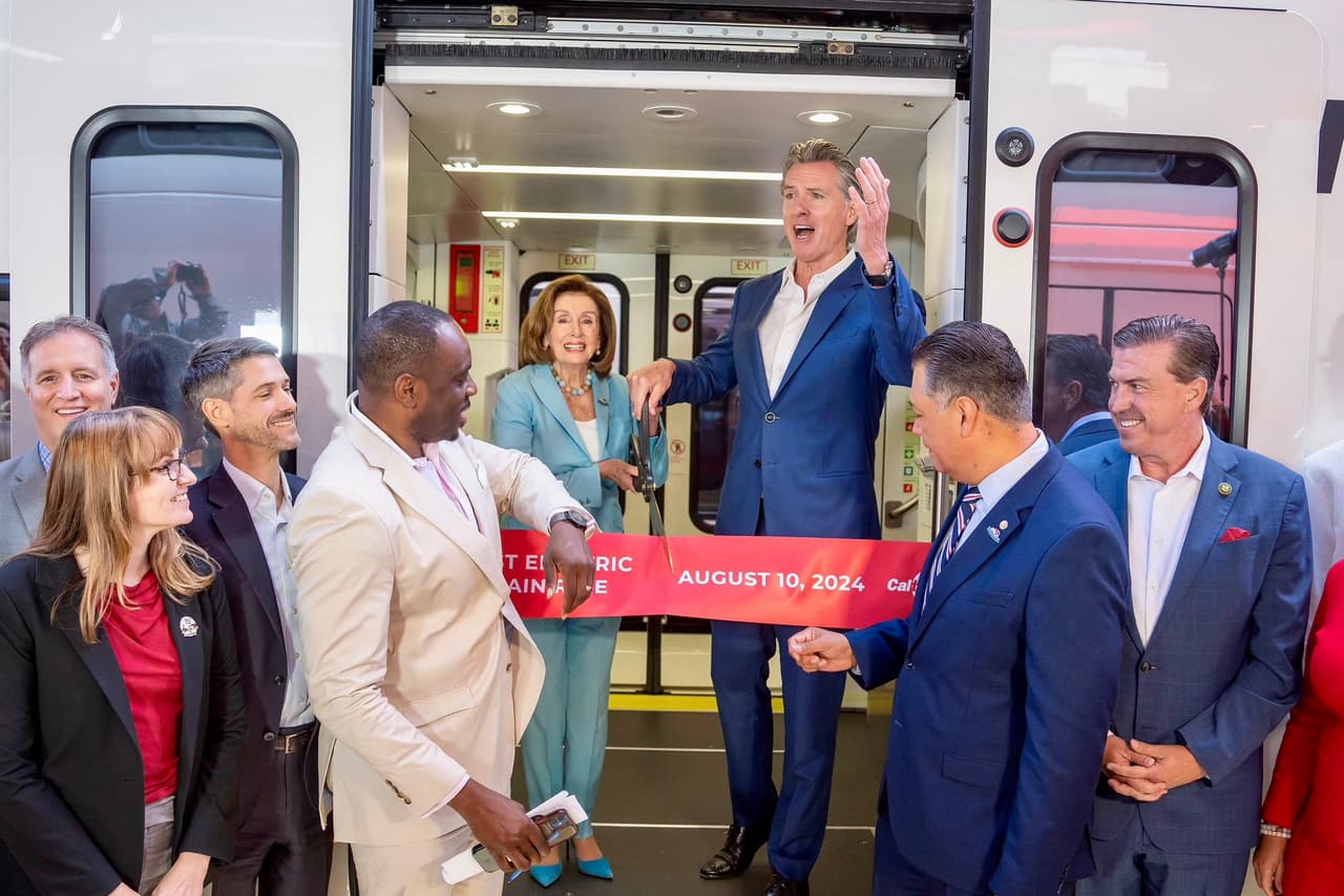 Caltrain estrena trenes eléctricos con líderes políticos en ceremonia inaugural