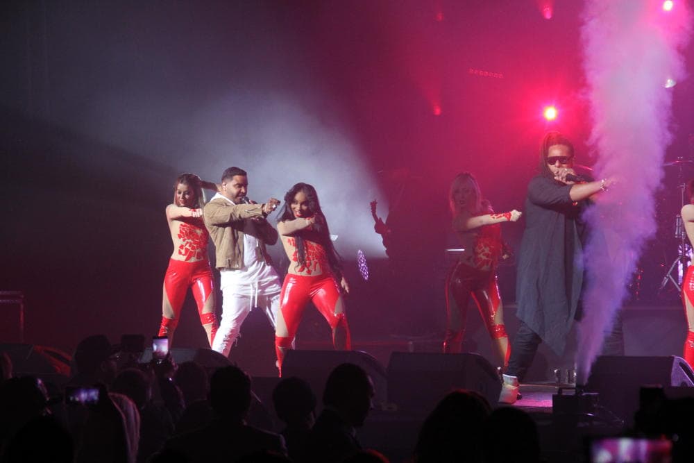 Artista invidado: el dúo Zion & Lennox.