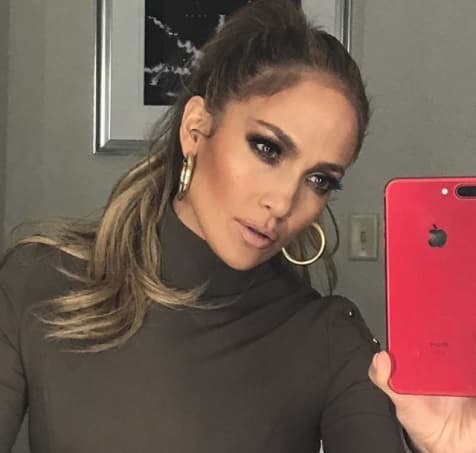 Jennifer López presume lo bien que come y
<b> todo el ejercicio que hace</b> para mantener su cuerpo en excelente estado, a sus 50 años.