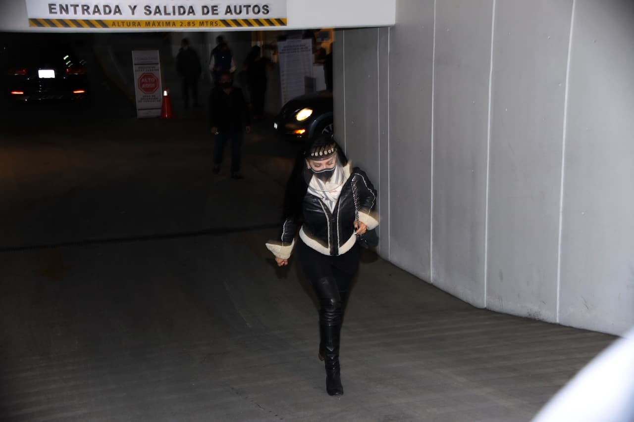 Maribel Guardia llegó sola a la funeraria, para presentar sus respetos.