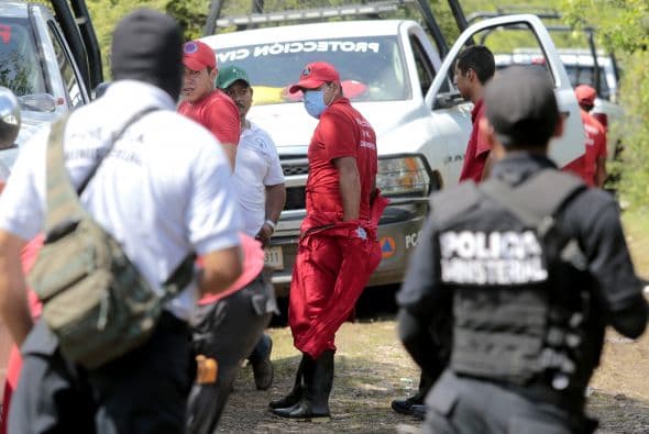 Protección Civil y médicos forenses trabajaban en exhumar los cadáveres.