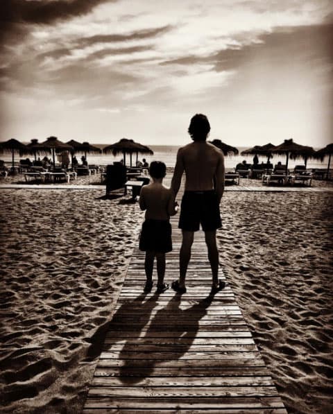 Los mensajes que 
<b><a href="http://www.univision.com/temas/sebastian-rulli">Sebastián</a></b> le dedica son un claro ejemplo: "Tener la fortuna de llevarte de la mano es uno de los regalos más preciados que la Vida me ha dado. Ser tu Guía es la responsabilidad más enriquecedora #TeAmoSanti #SantiTime #VacacionesEnFamilia", escribió en Instagram.