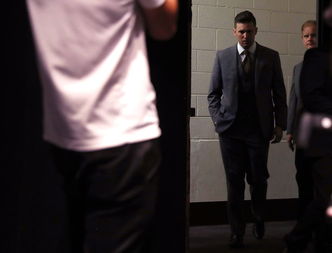 El líder supremacista Richard Spencer al ingresar al auditorio de la Universidad de Florida. Durante su discurso fue interrumpido por decenas de manifestantes opositores que gritaron consignas.