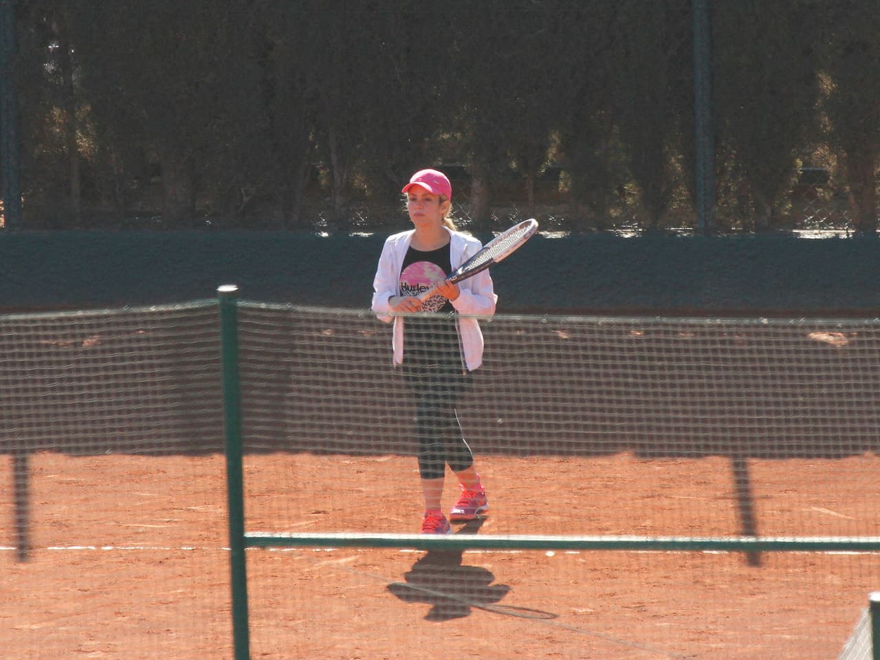 ¡Aquí vamos! No es la primera vez que Shakira practica tenis...