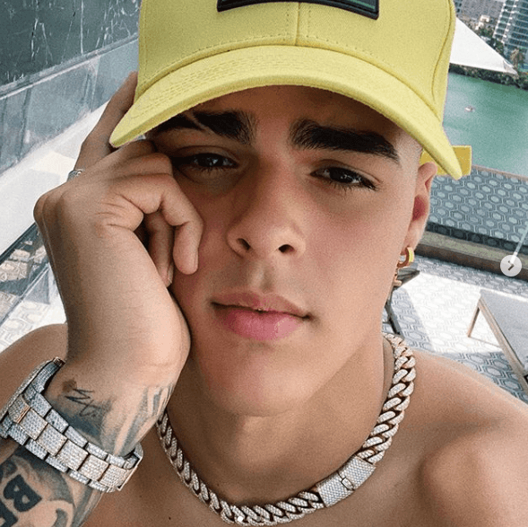 Nació en Corozal, Puerto Rico, y tiene 19 años.