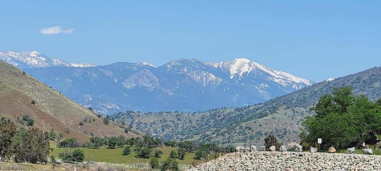 Desde el río podrás apreciar la sima del parque Sequoia y todo el esplendor natural de California que te desconectarán del estrés de la ciudad y del encierro tras un año de limitaciones por la pandemia de
<a href="https://www.univision.com/local/los-angeles-kmex/coronavirus/mapa-coronavirus">coronavirus</a>.