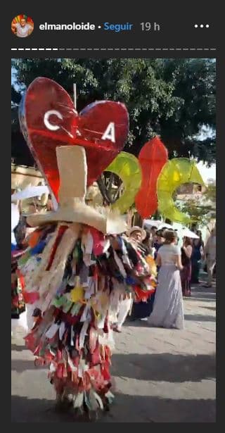La pareja estuvo acompañada por familiares y amigos así como por una banda musical mientras recorrían las calles de Oaxaca.