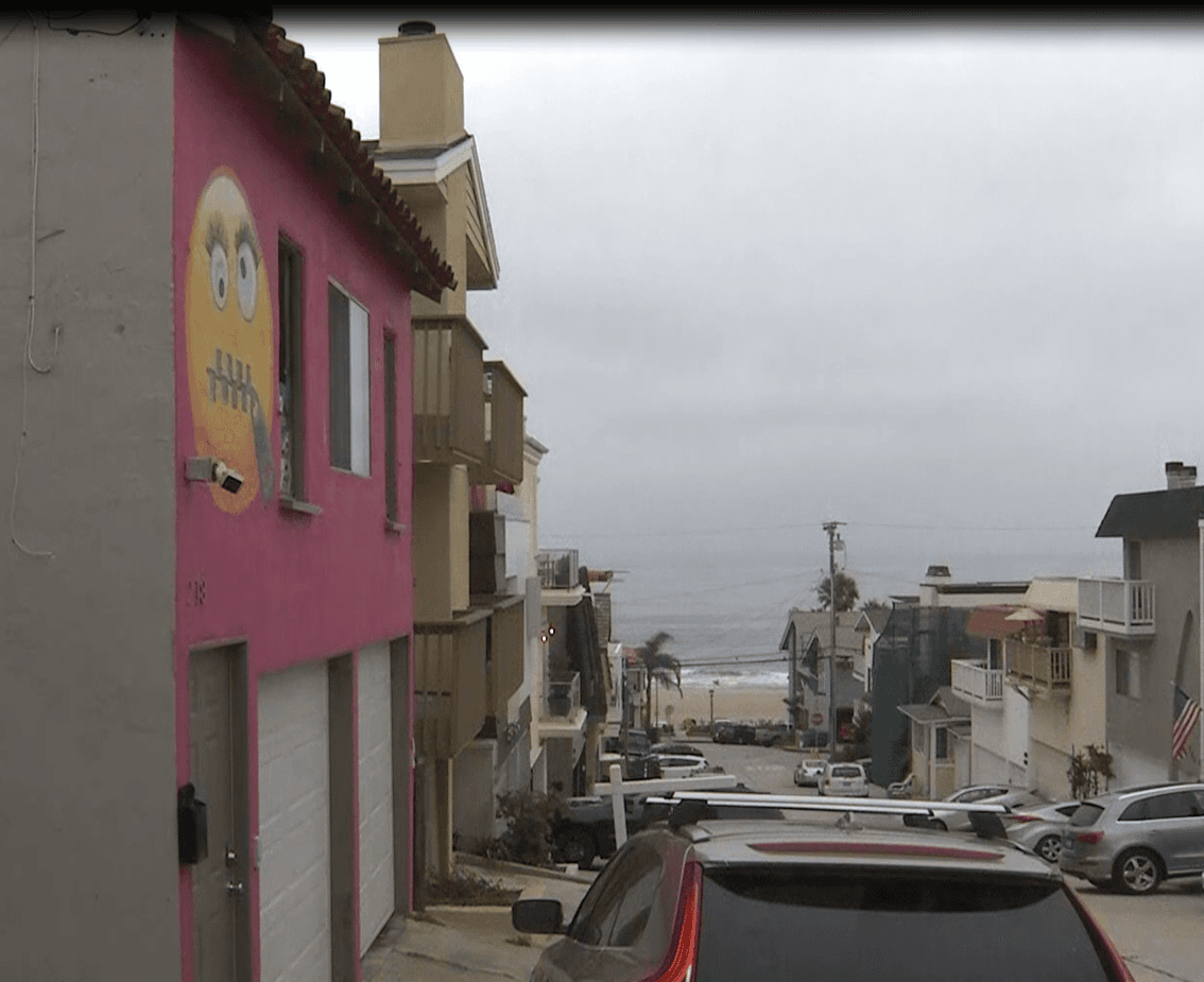 Mientras que vecinos del sector no involucrados en la querella aseguran que es inaceptable que en el millonario vecindario exista este tipo de representaciones, que además está afectando a la comunidad por la gran cantidad de visitantes, ruido, seguridad y tráfico.
<br>