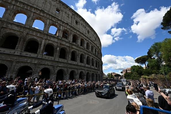 Las calles de Roma se desbodaron de personas que querían despedir al papa Francisco en su recorrido hacia la Basílica de Santa María la Mayor. En la imagen, el paso del papamóvil frente al icónico Coliseo.
