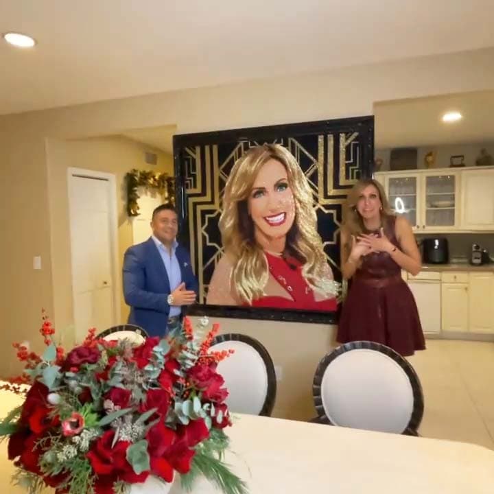 La obra fue creada por
<b>el artista colombiano Mauricio Benitez Estrada, mejor conocido como Mr. Bling,</b> quien le llevó el cuadro personalmente a su casa y no estimó en halagos para La Flaca pues la considera la "Reina de la farándula latina".