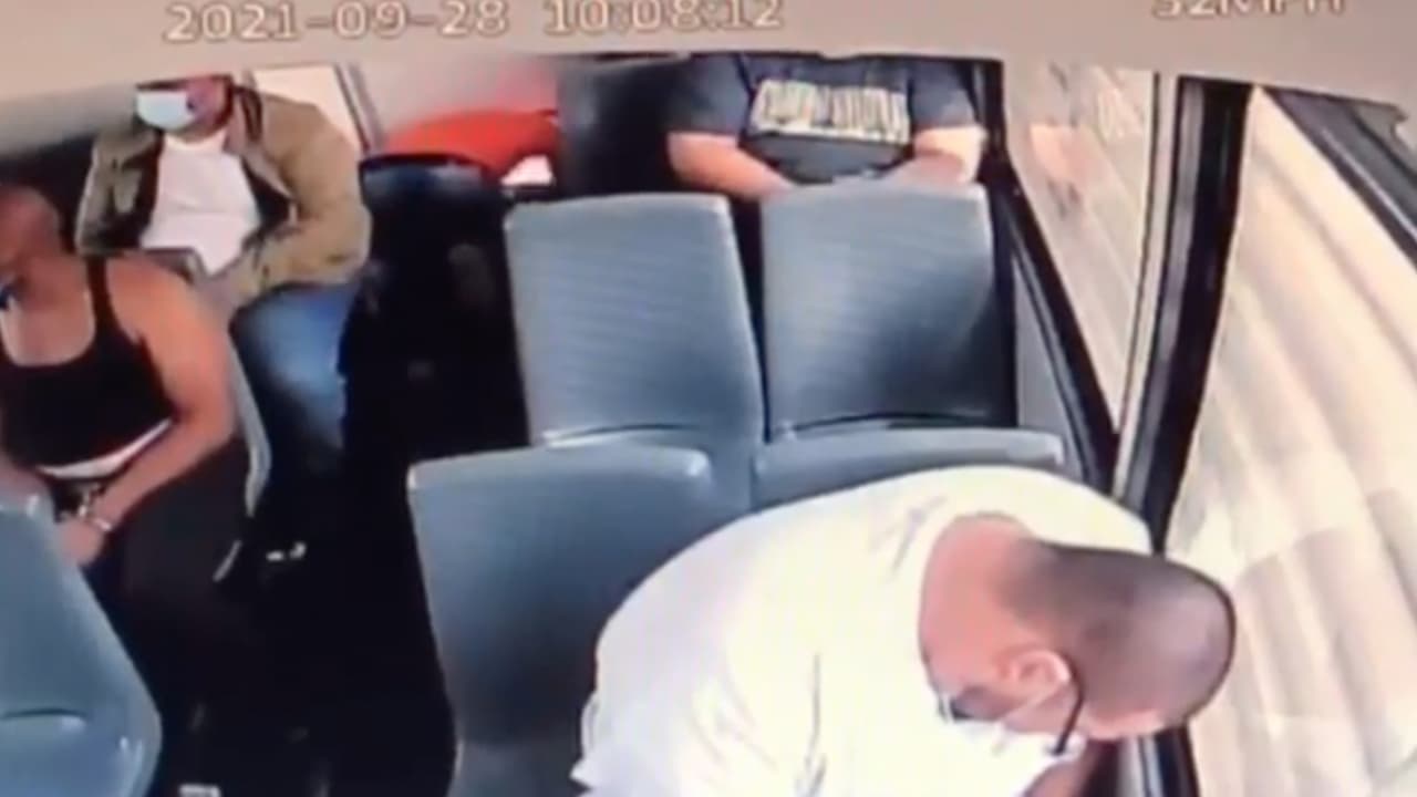 Castillo Hernández estaba detenido en un centro de Joe Corley en Conroe, Texas, era trasladado al aeropuerto de Ellington en una camioneta de una compañía privada contratada por los
<b><a href="https://twitter.com/USMarshalsHQ" target="_blank">US Marshals,</a></b> lo iban a llevar a San Antonio, y luego a El Rio, Texas, donde enfrenta cargos por reingreso ilegal al país.