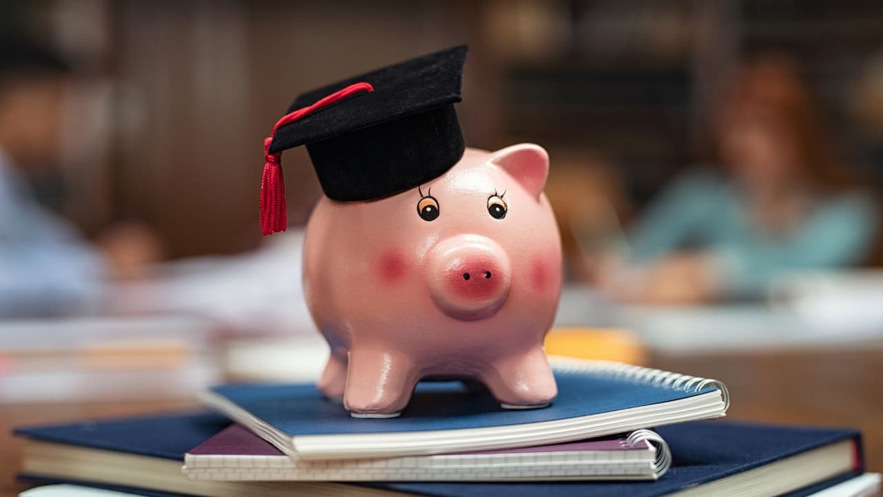 Durante el mismo período de tiempo, el 64% de los graduados universitarios de Pensilvania tenían deudas de préstamos estudiantiles, lo que coloca al estado en el tercer lugar a nivel nacional en la medida.