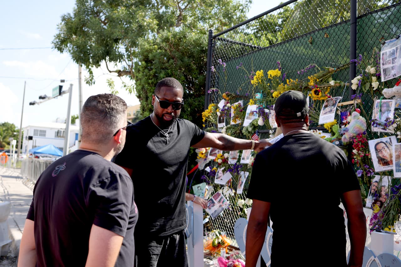 El exjugador de los Miami Heat, Dwyane Wade, visitó este jueves la zona del derrumbe del edificio Champlain Towers, en Surfside.