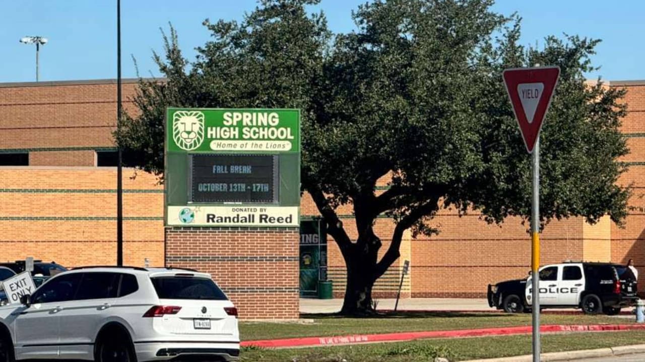 Joven armado detiene un autobús escolar de Spring ISD y amenaza a ocupantes: buscan al sospechoso