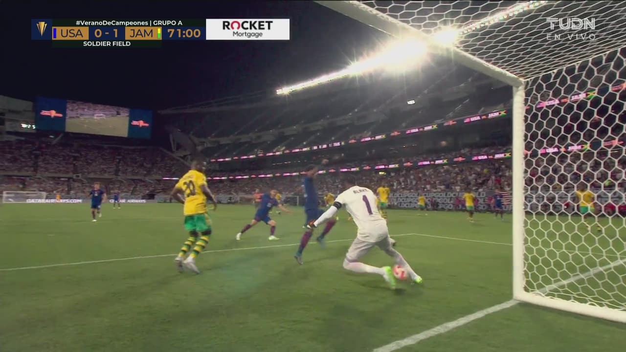 ¡Atajadón de otro nivel! Blake se viste de héroe alejando el peligro