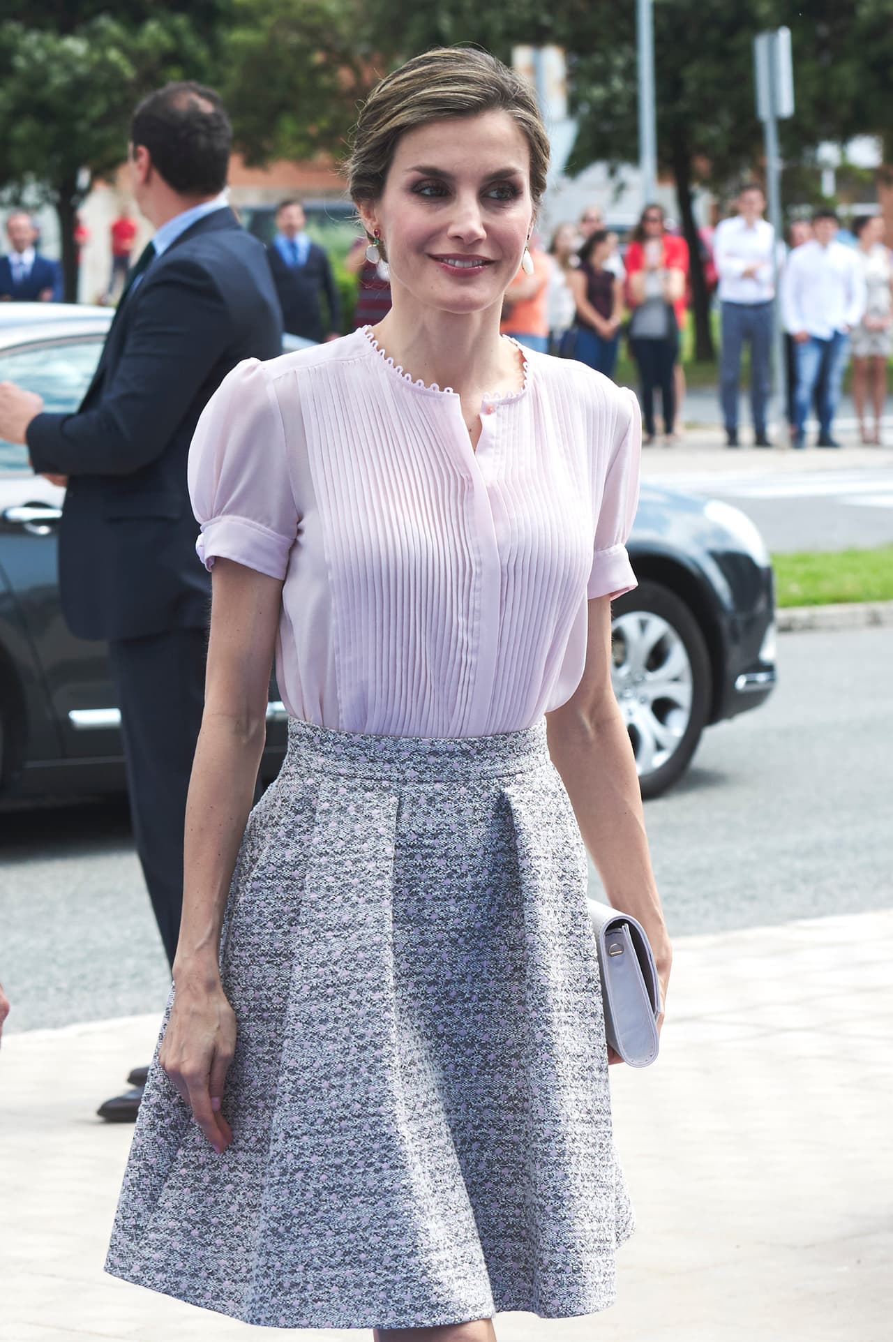 La reina, lejos de los formalismos aristócratas de otras épocas, ha apostado por repetir atuendos y usar en varias versiones una misma prenda. Esta falda gris tejida y de tablones de Hugo Boss la ha usado varias veces, siempre acompañada con el estratégico rosa cuarzo. En esta visita a la fábrica de Volkswagen en Navarra usó además una cartera de mano del diseñador Felipe Prieto.