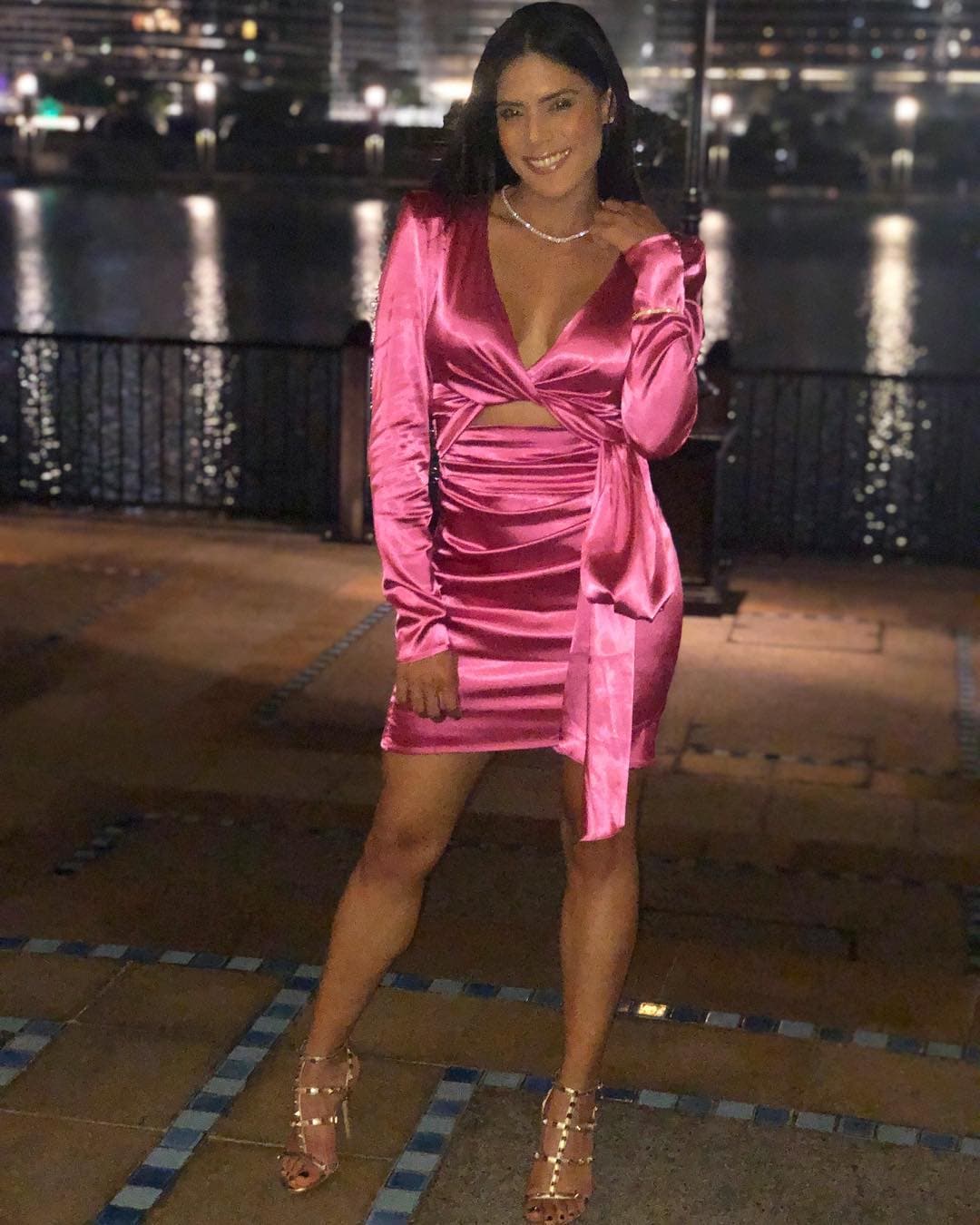 Cómo olvidar este sofisticado atuendo que usó Francisca en su pasado viaje a Dubái, en el que se comprometió con Francisco Zampogna. El par dorado de tiras finas y tacón de aguja encaja a la perfección con la mágica noche de nuestra conductora.
<br>