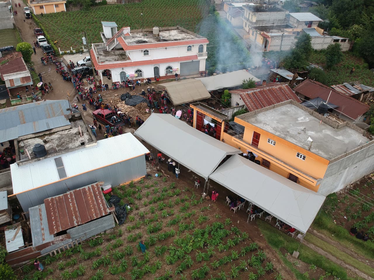Una toma aérea de San Juan Ostuncalco. La fila para poder acercarse al cuerpo de la joven asesinada recorre la calle frente a la casa donde se hizo el funeral.