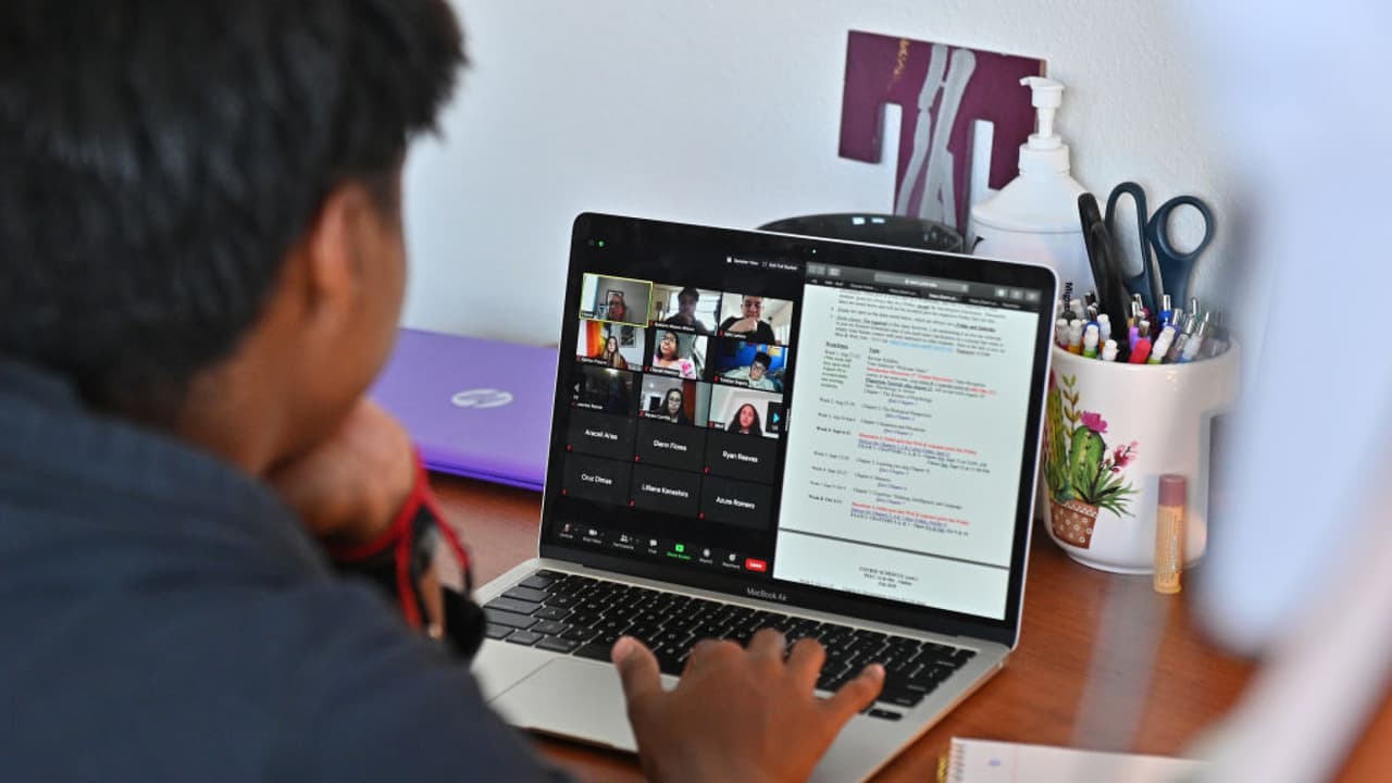 After School Matters programas de verano pagados que ofrecen programas de aprendizaje prácticos basados en proyectos de alta calidad en una variedad de áreas de contenido, incluidas las artes, las comunicaciones y el liderazgo, los deportes y STEM. Las solicitudes para los programas de verano están abiertas ahora en 
<a href="https://www.afterschoolmatters.org" target="_blank">afterschoolmatters.org</a>.