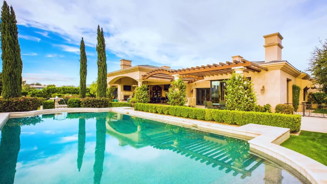 La mansión se distingue por su enorme piscina, múltiples fuentes y un patio trasero enorme, donde los hijos del matrimonio podrían jugar sin problemas.