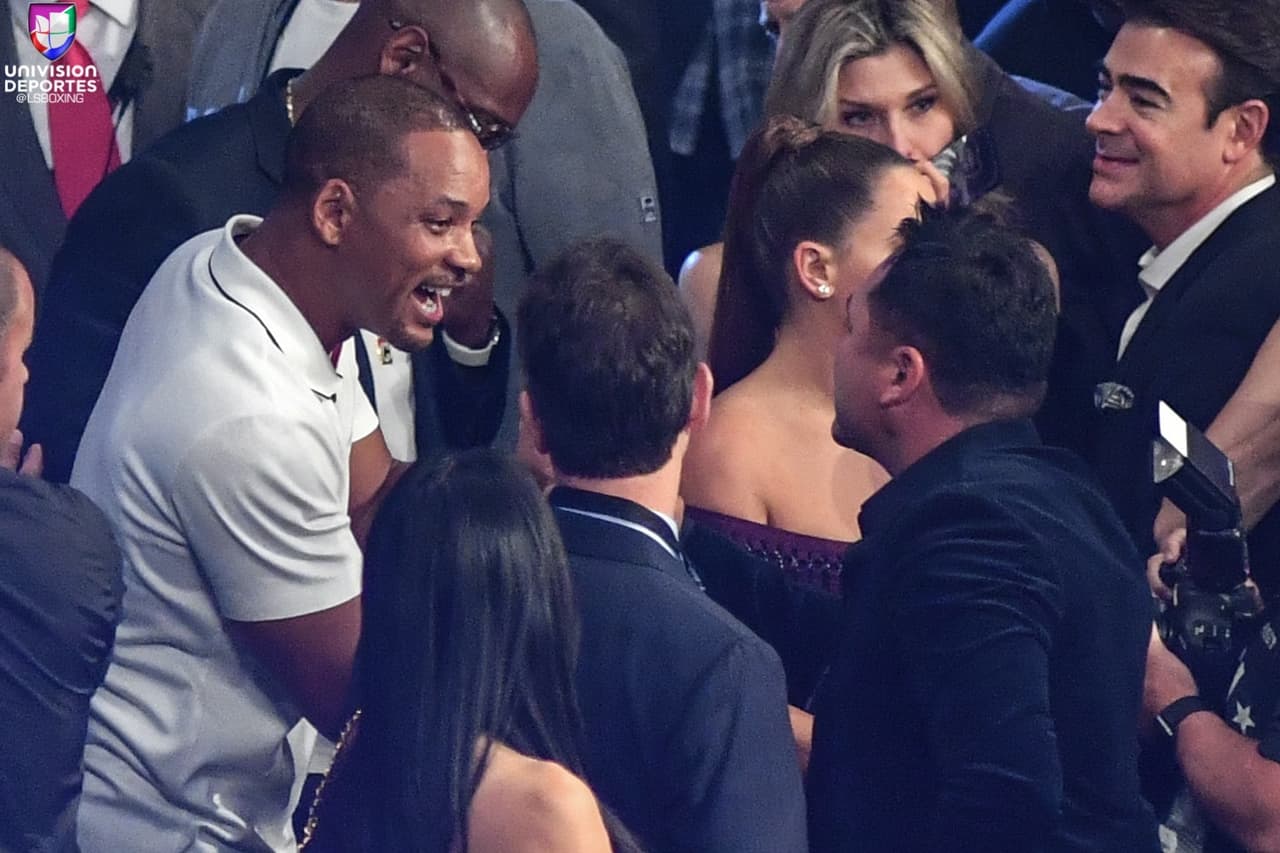 Aquí Will Smith saludando al promotor de Golden Boy Oscar de la Hoya en T-Mobile Arena.