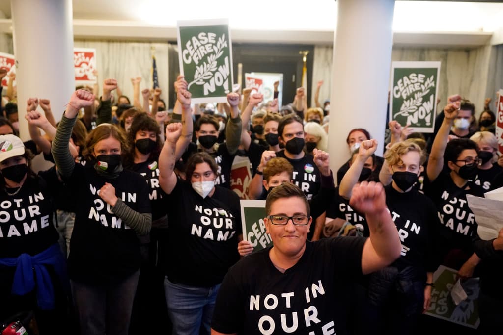 Aunque se desconoce el número exacto de arrestados y los cargos en su contra, la protesta sirvió como una poderosa voz de resistencia contra la guerra en Gaza.