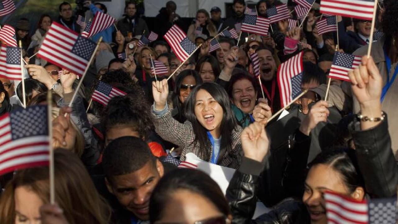 <b>Chicanos por la Causa</b>
<br>Esta organización cuenta con un programa de Servicios Migratorios donde ofrece consultas de bajo costo para el proceso de Ciudadanía y Naturalización. En Arizona ofrece sus servicios en Tucson, Somerton y Nogales.
<br>
<br>Teléfono: (602) 257-0700
<br>
<a href="https://cplc.org/hhs/immigration-es.php" target="_blank">https://cplc.org/hhs/immigration-es.php</a>