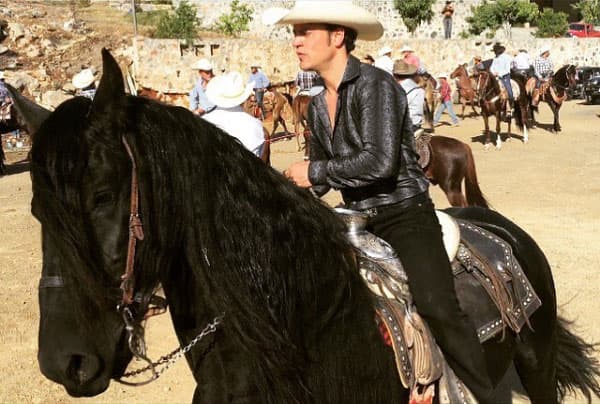 Mike Biaggio lució como un verdadero jinete, de sombrero se ve guapo ¿no crees?