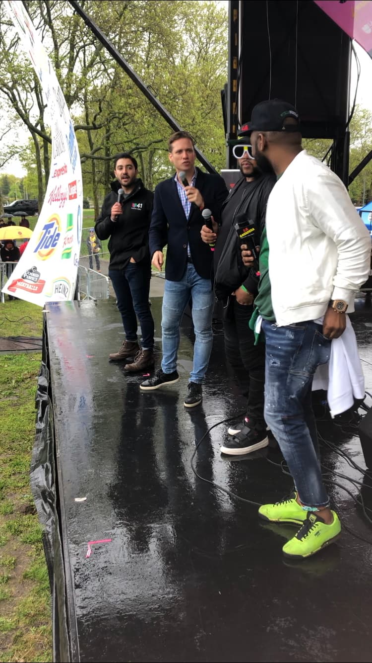 (De izquierda a derecha) Elián Zidán, Rafael Bello junto a Shino Aguakate y Brea Frank, presentadores del programa de radio La Gozadera, hicieron reír al público con sus ocurrencias.