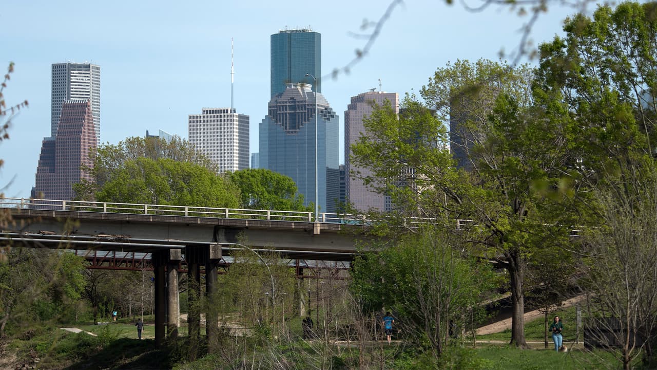 El Buffalo Bayou Park es un río que atraviesa la ciudad y que a sus orillas se ha formado este parque de 160 hectáreas. Uno de los lugares más populares en el parque Barbara Fish Daniel, donde los más pequeños podrán divertirse de una forma segura y sana.